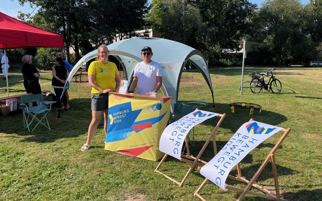 Malte und Lina von „Hamburg bewegt Kids“ am Stand mit Sport- und Bewegungsangeboten für Kinder beim Stadtteilfest in Farmsen, Hamburg